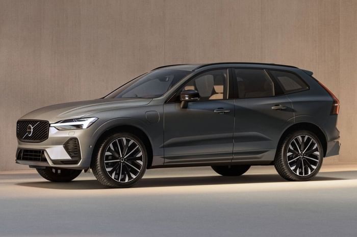 2025 volvo xc60 facelift front three quarters