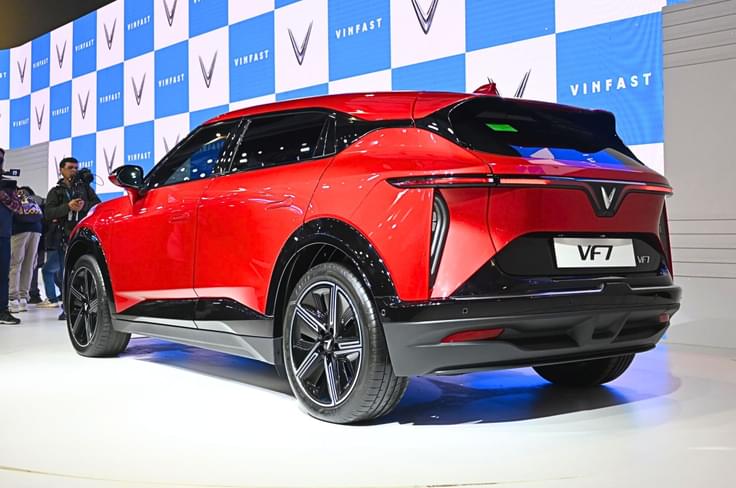 The side cladding is finished in gloss black and blends with the rear bumper. The diffuser below adds to the sporty look. The side cladding is finished in gloss black and blends with the rear bumper. The diffuser below adds to the sporty look.